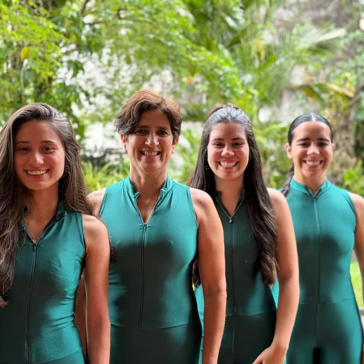 Equipe de professoras de Pilates da Casa Domina no jardim do estúdio em Mairiporã