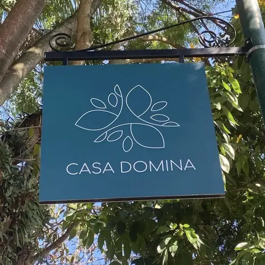 Placa da fachada da Casa Domina, estúdio de Pilates em Mairiporã