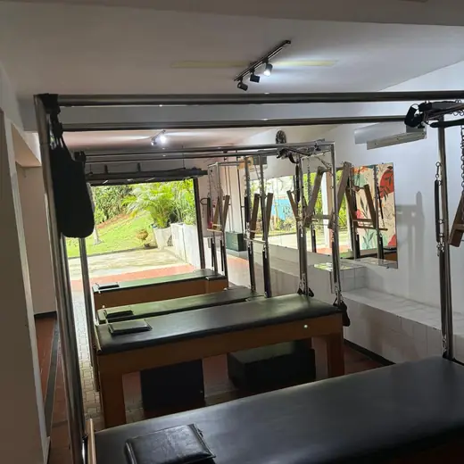 Aparelhos cadillac de Pilates Clássico com vista para o jardim da Casa Domina