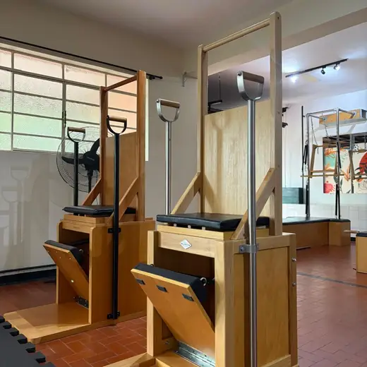 Cadeiras de Pilates (high chair) no estúdio Casa Domina em Mairiporã