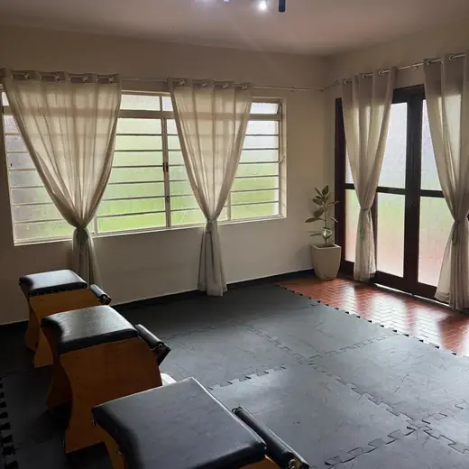 Sala de Pilates com cadeiras wunda e cortinas claras